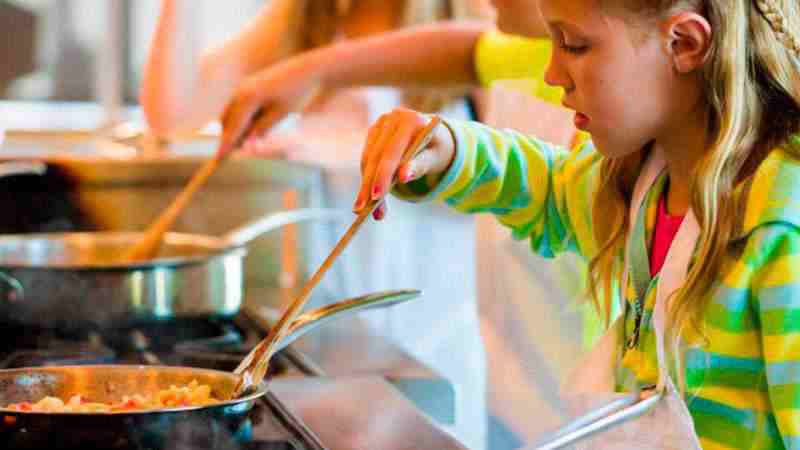 Ensinar criança a cozinhar estimula memória e concentração
